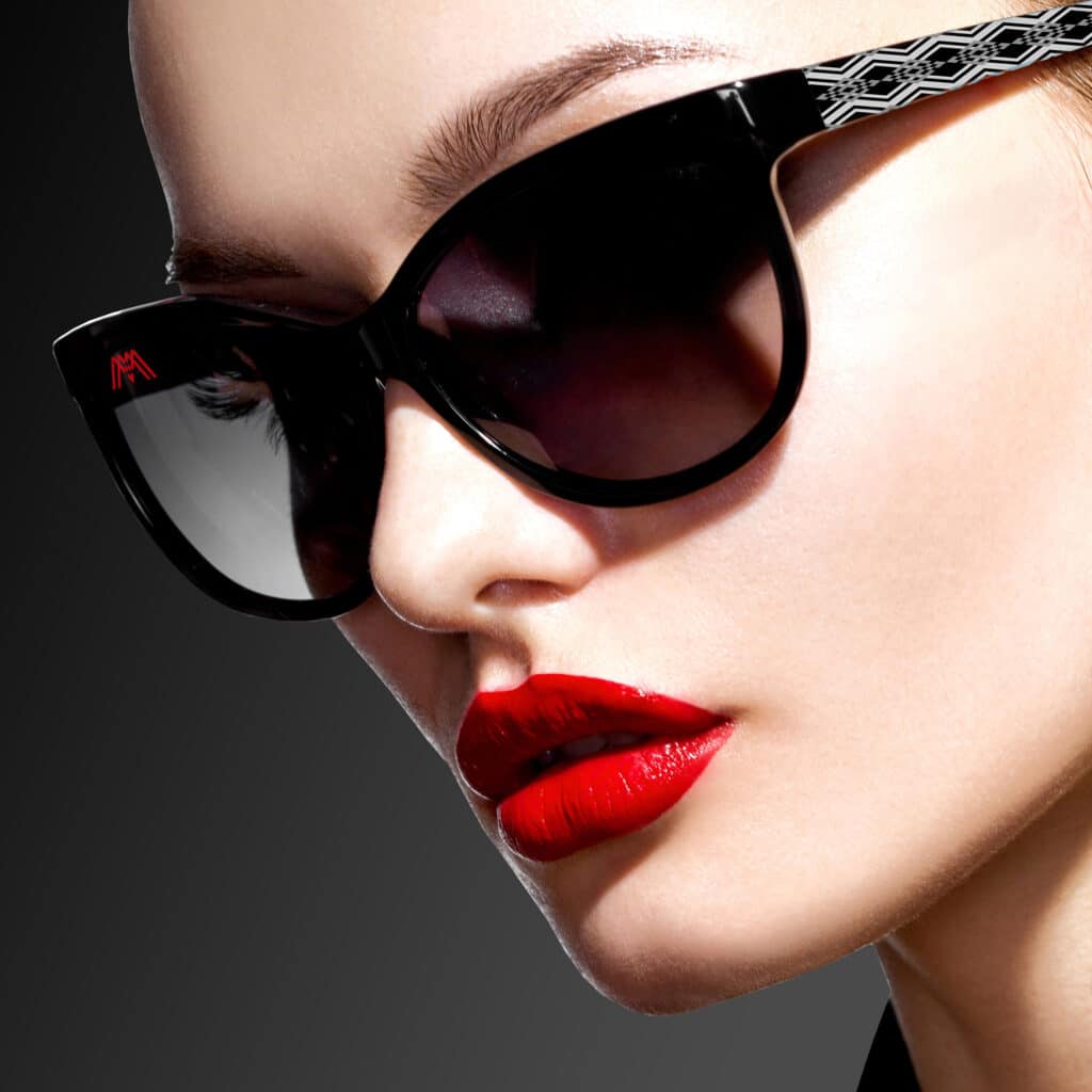 Elegant woman with sunglasses